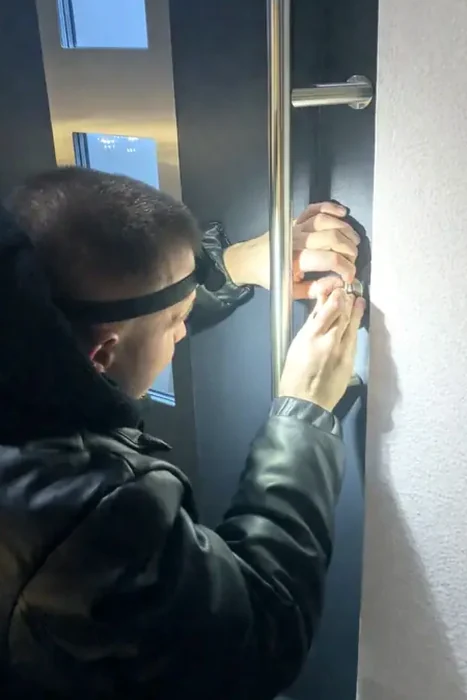 Schlüsseldienst Kimmel beim Lockpicking einer Tür in Herford