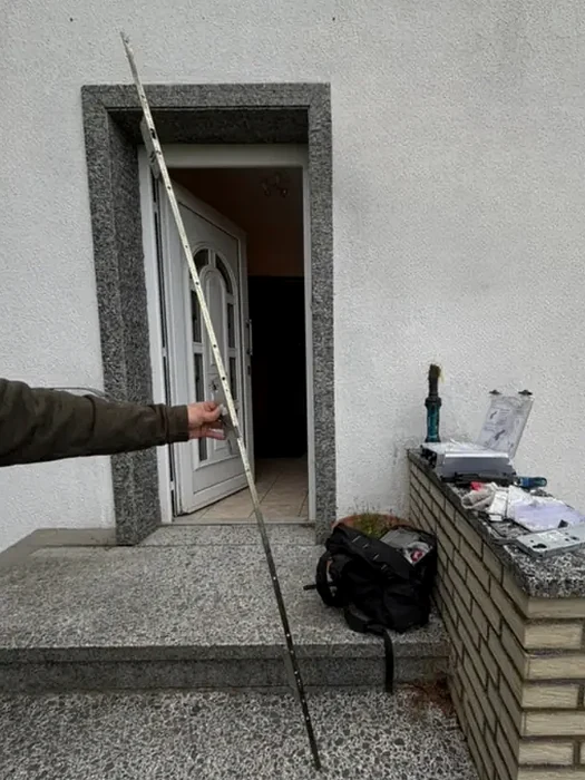 Ausgebaute Mehrfachverriegelung vor dem fachgerechten Austausch