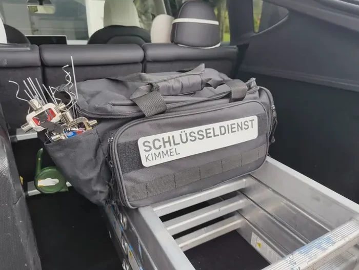 Werkzeugtasche von Schlüsseldienst Kimmel mit Spezialwerkzeug für die schonende Öffnung